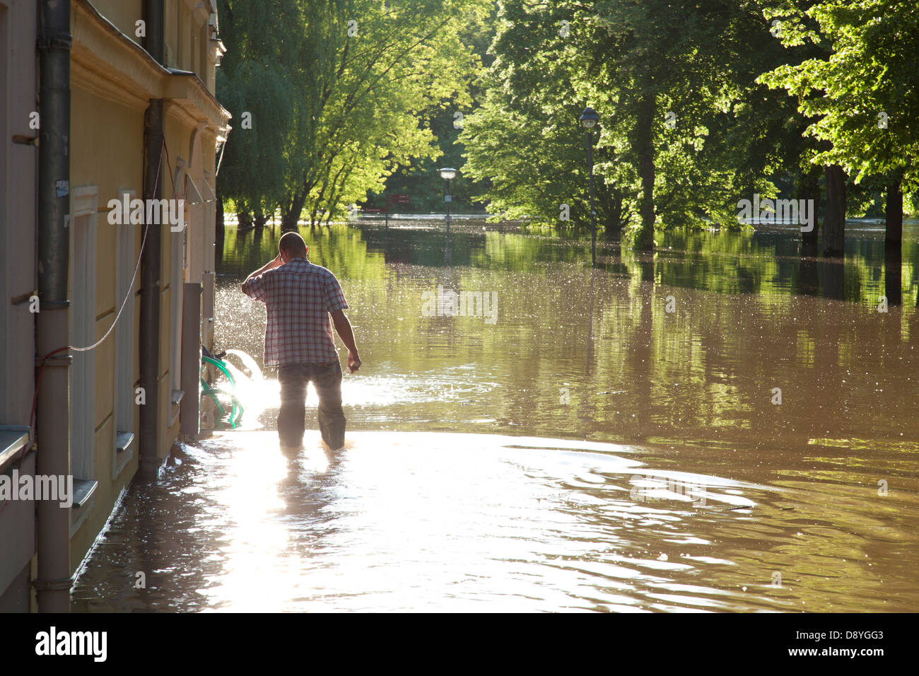 Las inundaciones del río Saale en Halle, Emil-Eichhorn-Strasse, Alemania, 05. Junio 2013; Hochwasser en Halle (Saale) Foto de stock