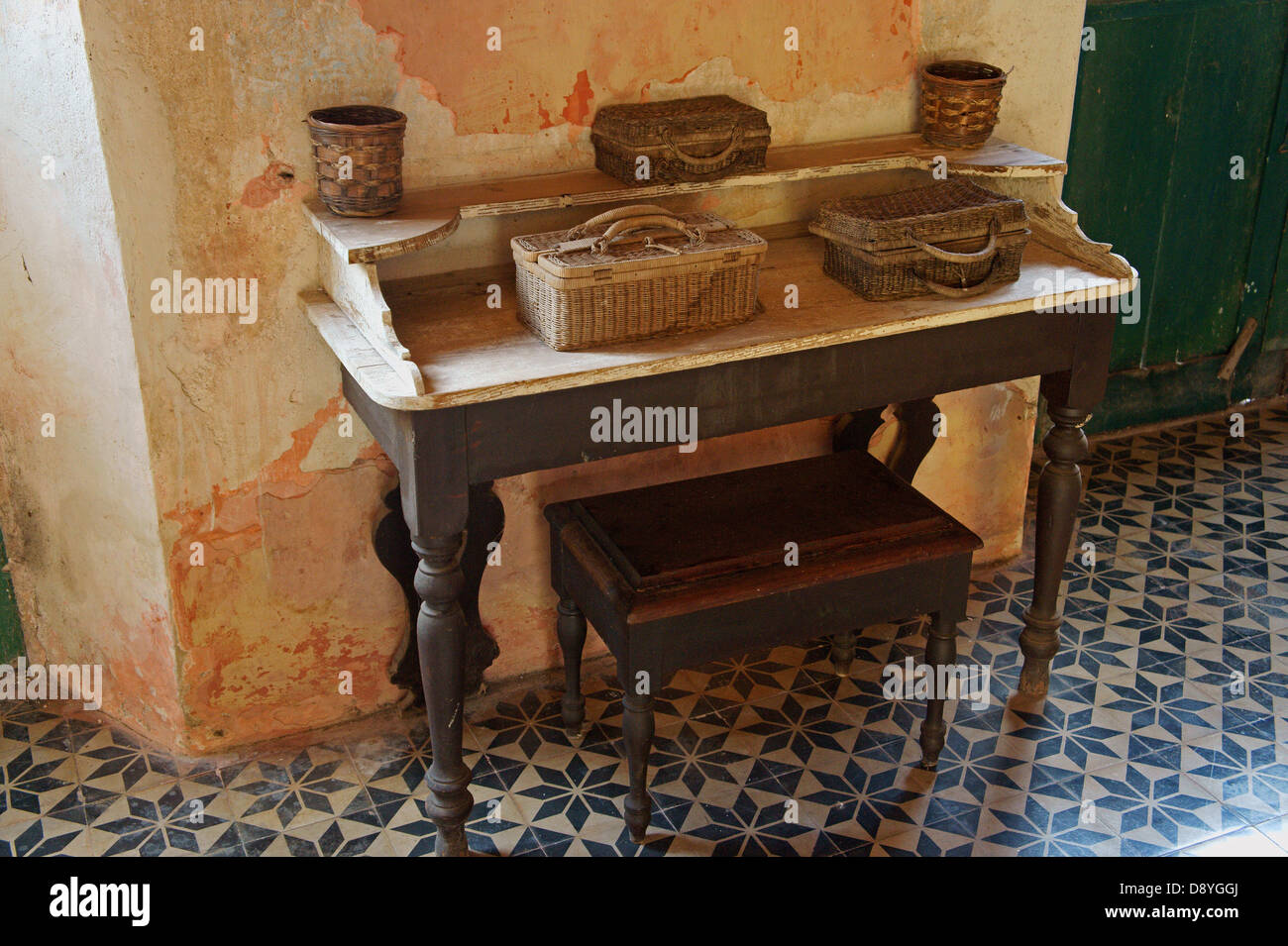 Mesa Antigua Colonial cubierto con cestas en el edificio principal de la  Hacienda Yaxcopoil, Yucatán, México Fotografía de stock - Alamy