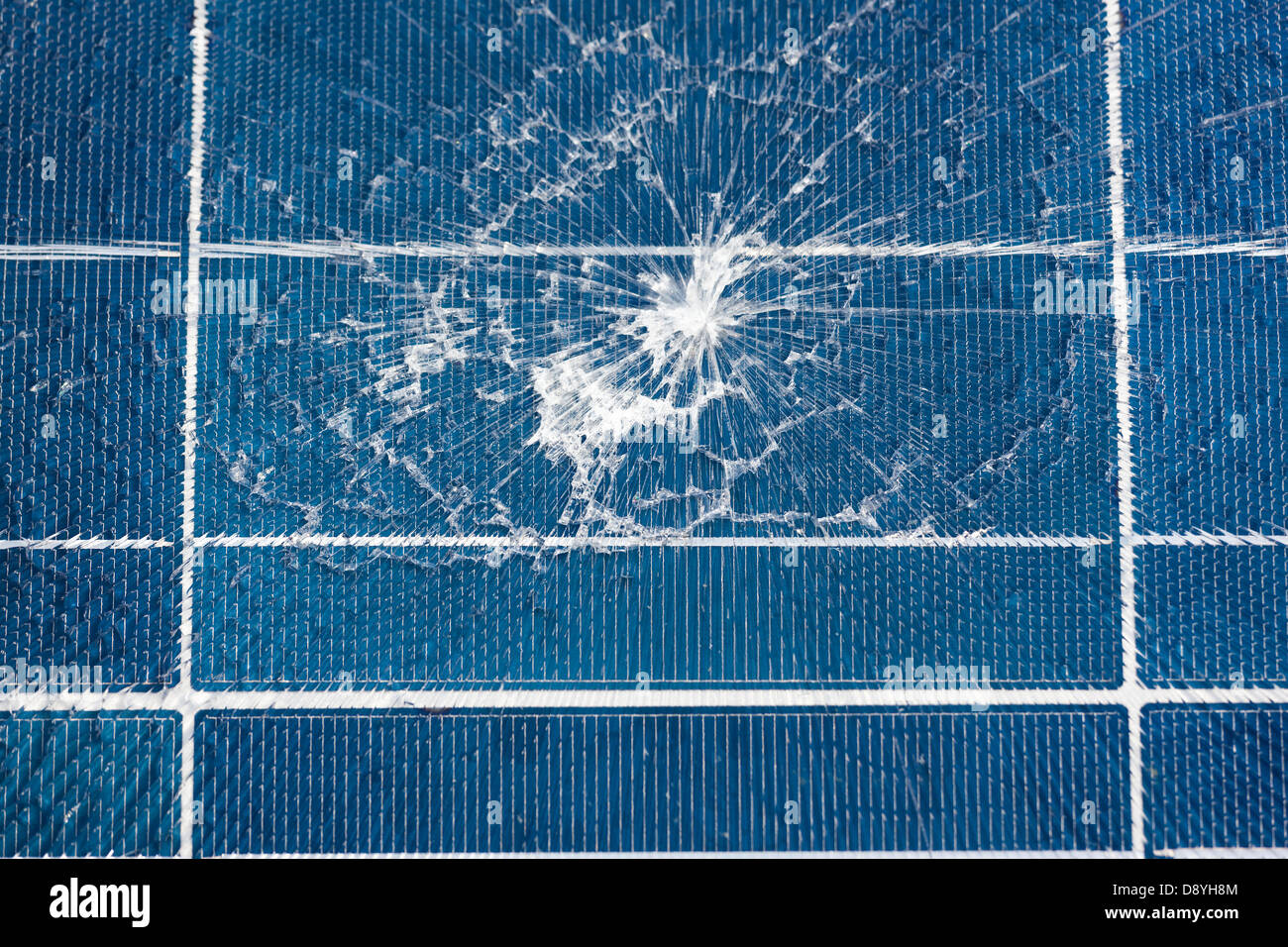 Panel Solar chino dañados roto debido al impacto. Shattered Glass ráfaga agrietado cerca. Importación desde, fabricada en China. Foto de stock