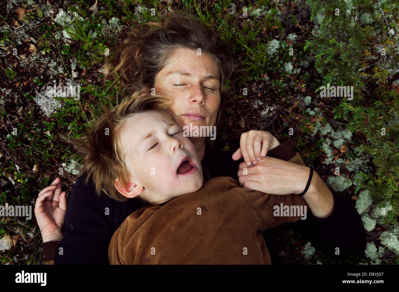 Madre e hijo durmiendo en la naturaleza, Suecia. Foto de stock