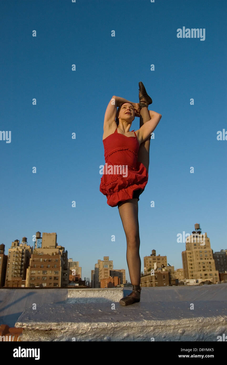 Artista circense equilibrio sobre uno legg Foto de stock