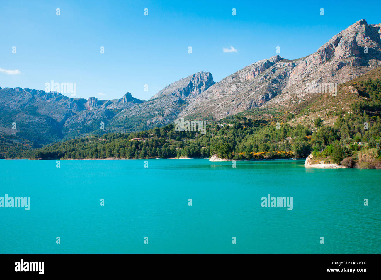 Uno de los lagos más bellos del sur de España - Lago Guadalest Foto de stock