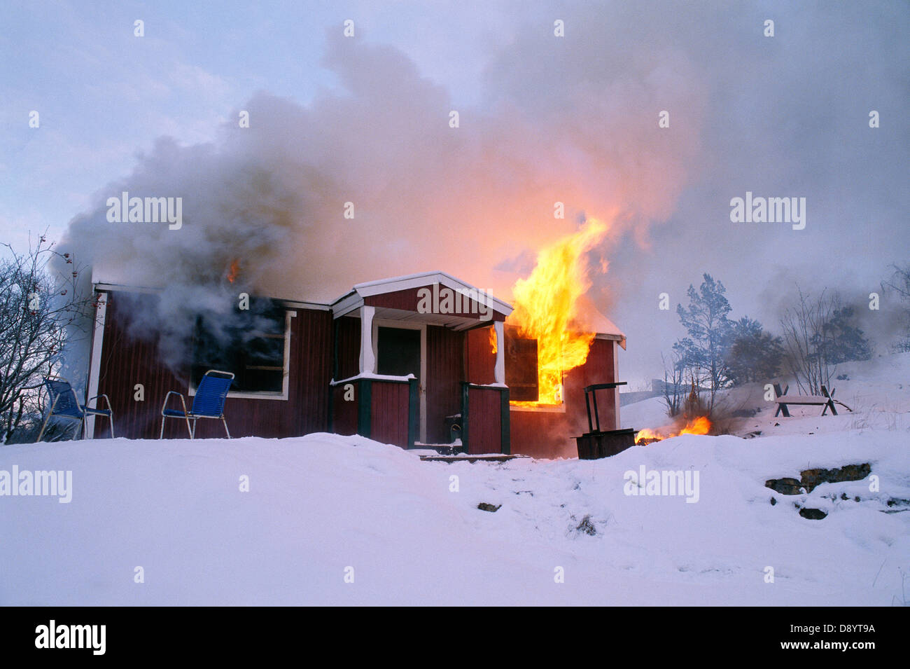 Una casa en llamas. Foto de stock
