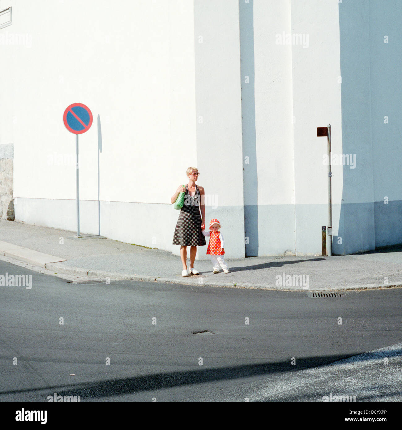Madre e hija en el pavimento, Karlskrona, Suecia. Foto de stock