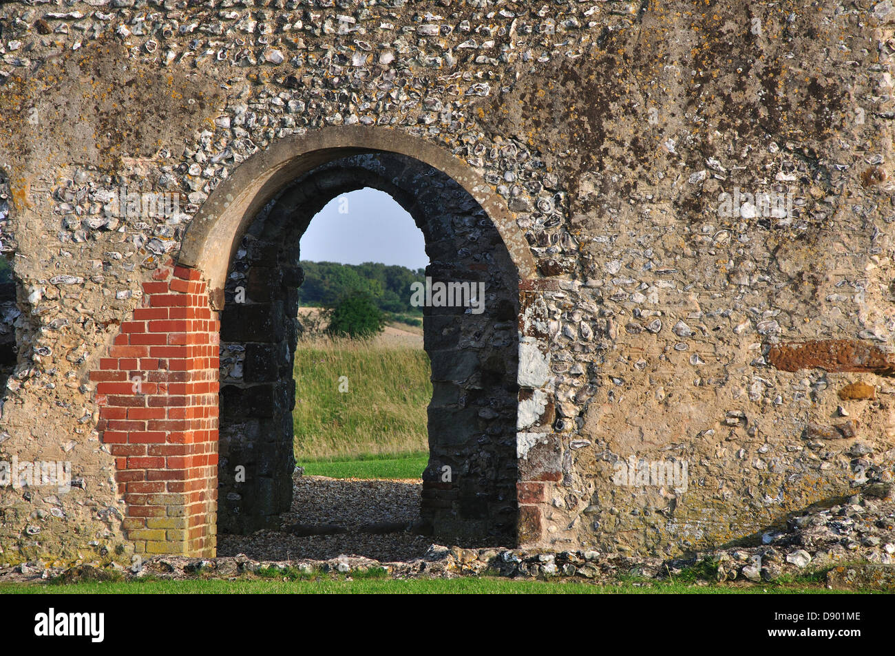 Una vista de la ruina de Knowlton iglesia Dorset Foto de stock