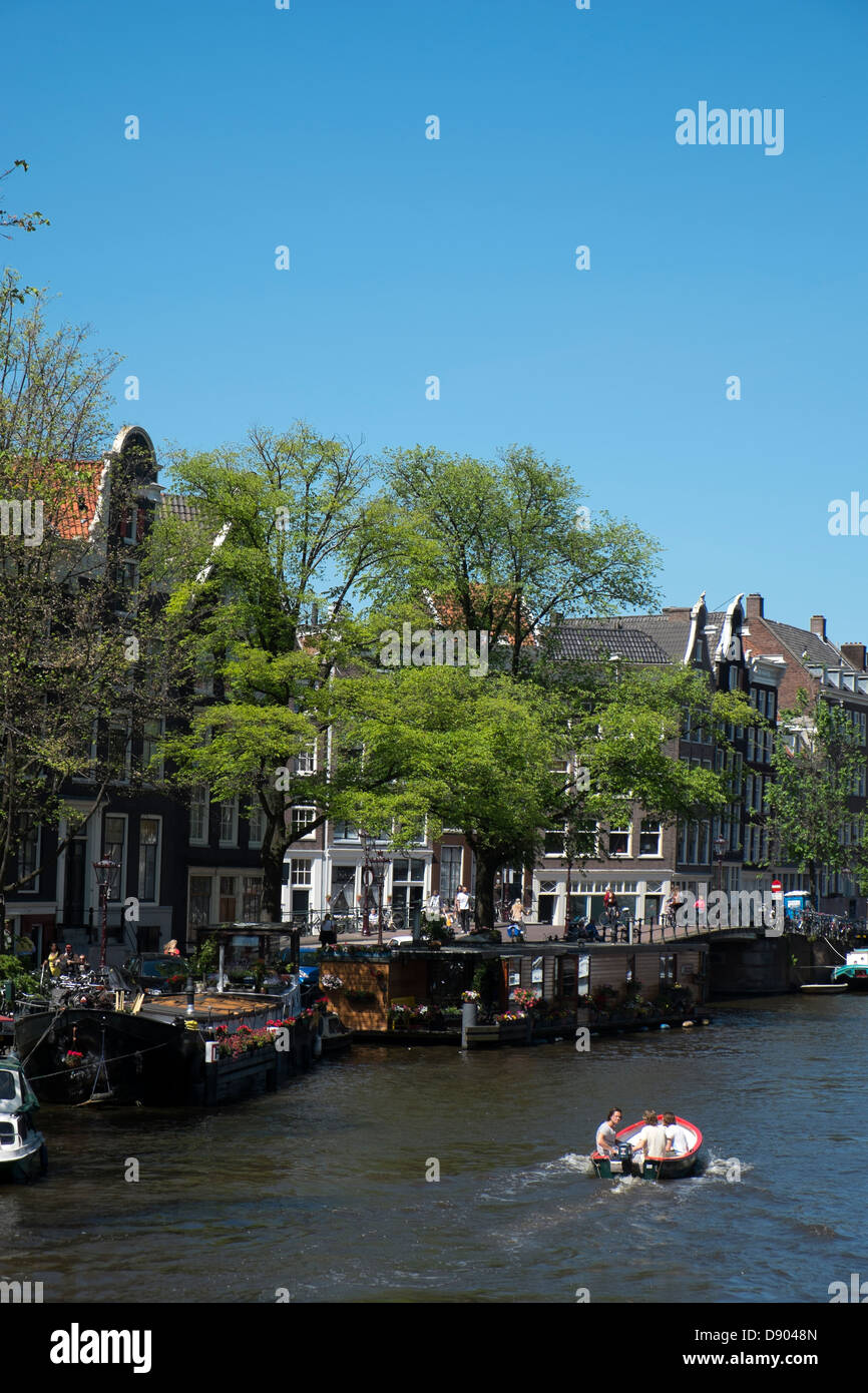 Países Bajos, Amsterdam, escena de canal Prinsengracht cerca de Westerkerk en barrio de Jordaan Foto de stock