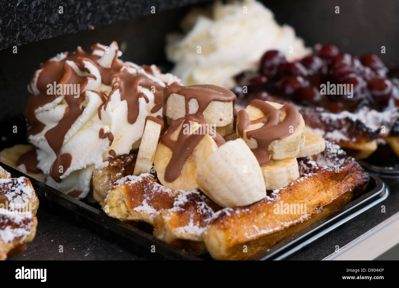 Países Bajos, Volendam, waffle con plátanos, chocolate y crema batida Foto de stock