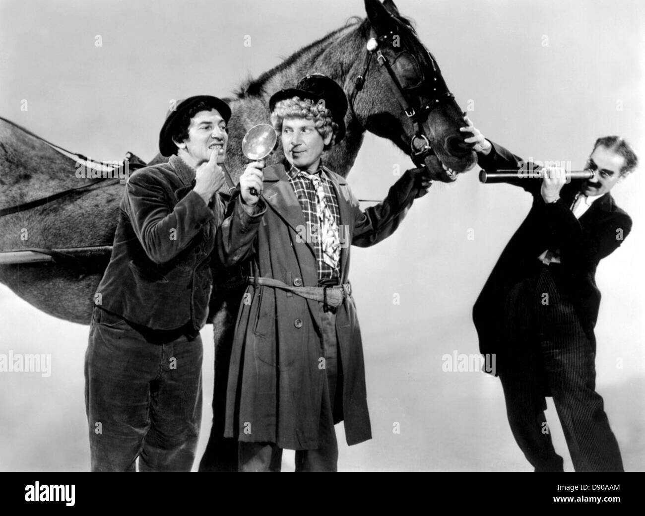 Un día en las carreras de 1937 películas de MGM con los hermanos Marx desde  l: Harpo, Chico y Groucho Fotografía de stock - Alamy