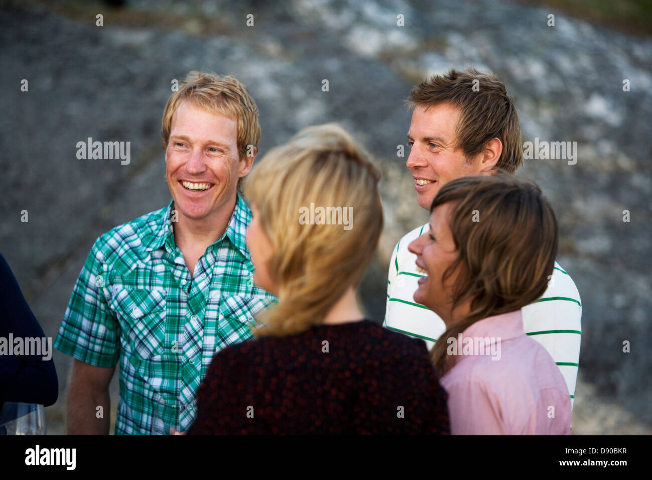 Amigos, pasar tiempo juntos, Fejan, archipiélago de Estocolmo, Suecia. Foto de stock