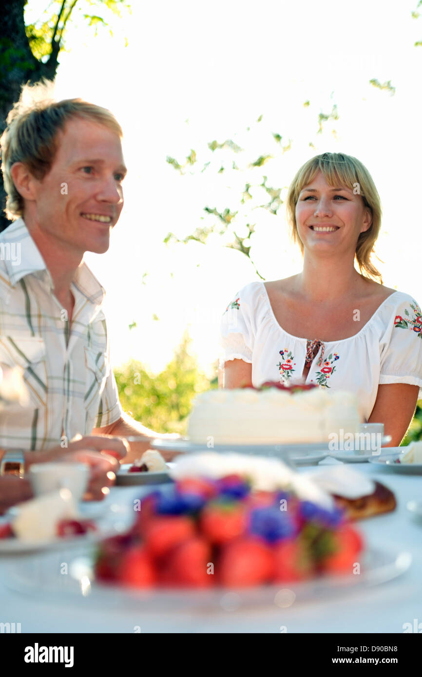 Dos personas y una tarta de fresas, Fejan, archipiélago de Estocolmo, Suecia. Foto de stock
