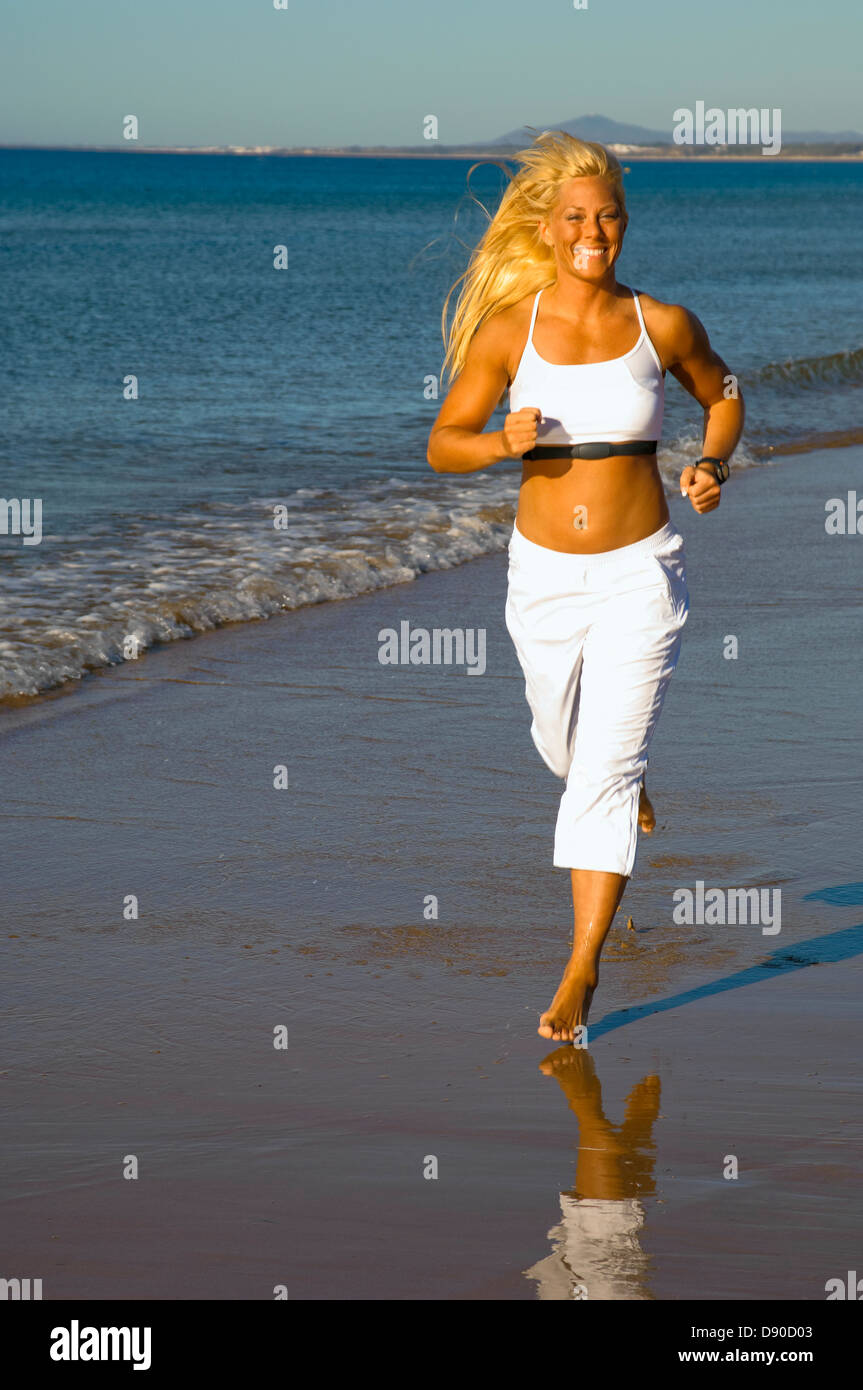 Una mujer rubia se ejecuta en una playa, Portugal Fotografía de stock -  Alamy