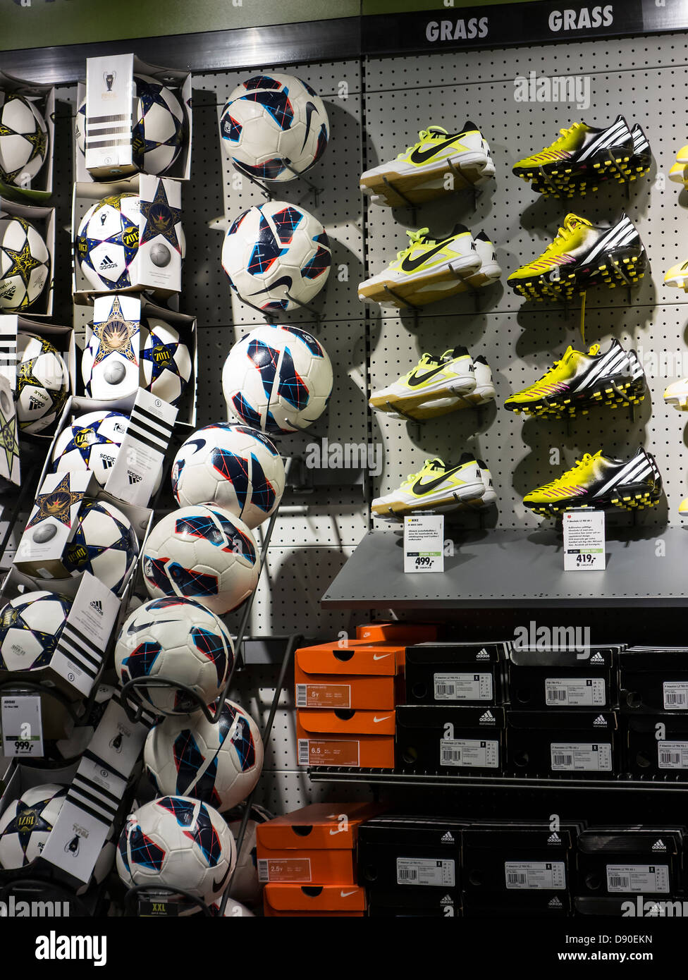 Pelotas de fútbol y zapatos en exhibición en una tienda Fotografía de stock  - Alamy