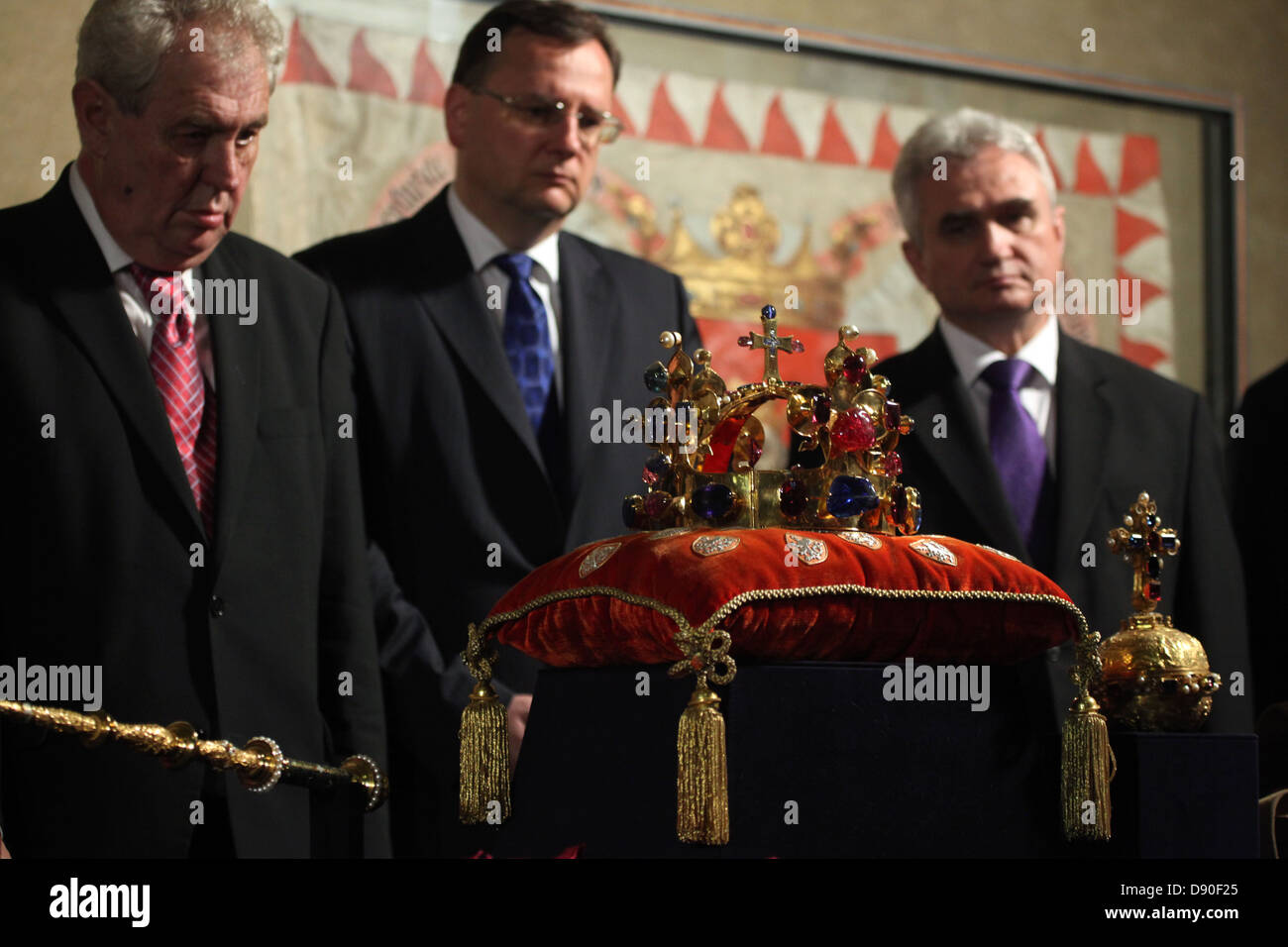 El presidente checo Milos Zeman (L), el presidente checo Petr Necas (C) y  el presidente del Senado checo Milan Stech (R) examinan la Corona de San  Wenceslao un día antes de la