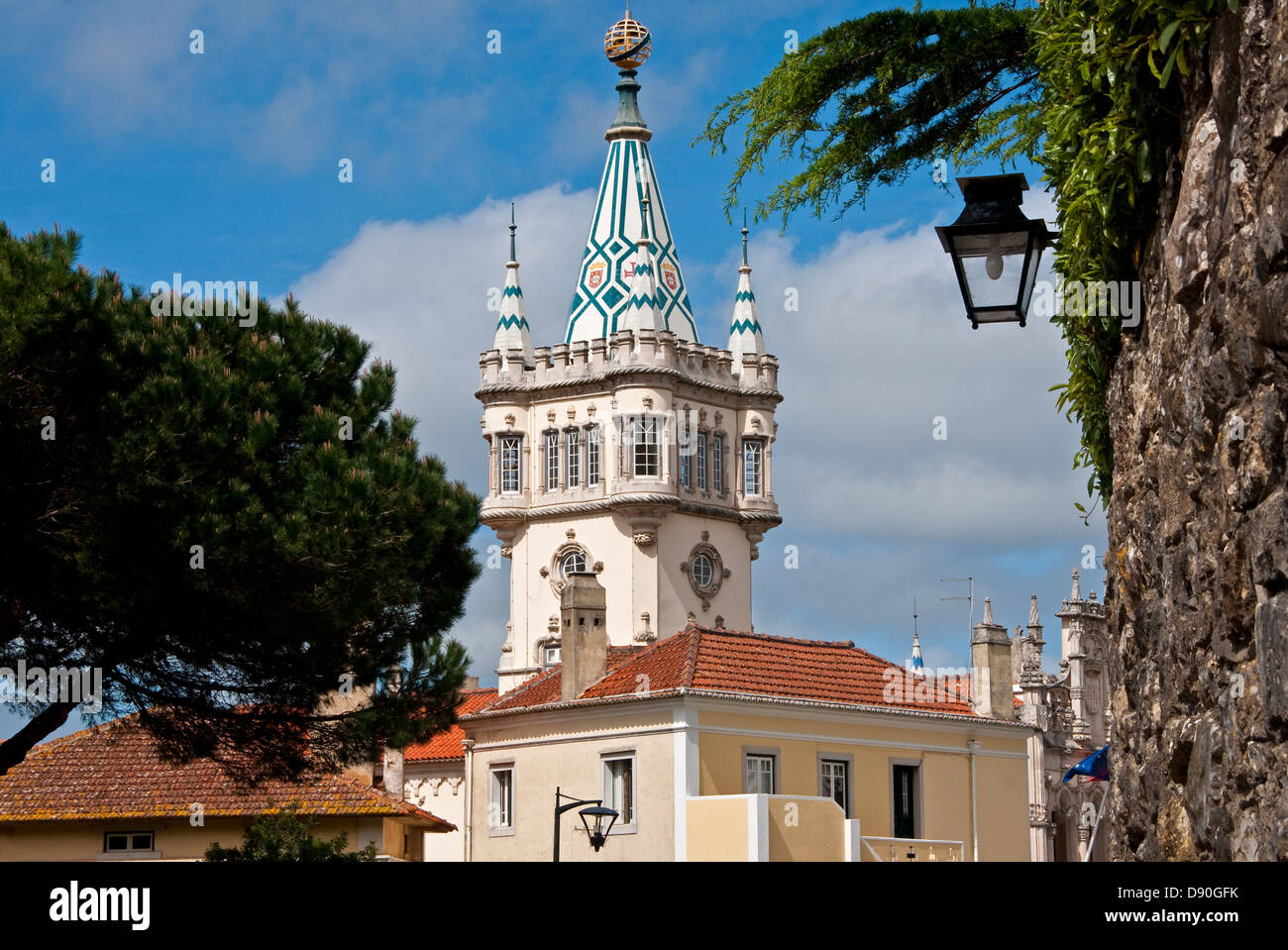 Sintra, Portugal, ciudad imaginaria del Ayuntamiento de torre del siglo XIX de arquitectura romántica. Foto de stock