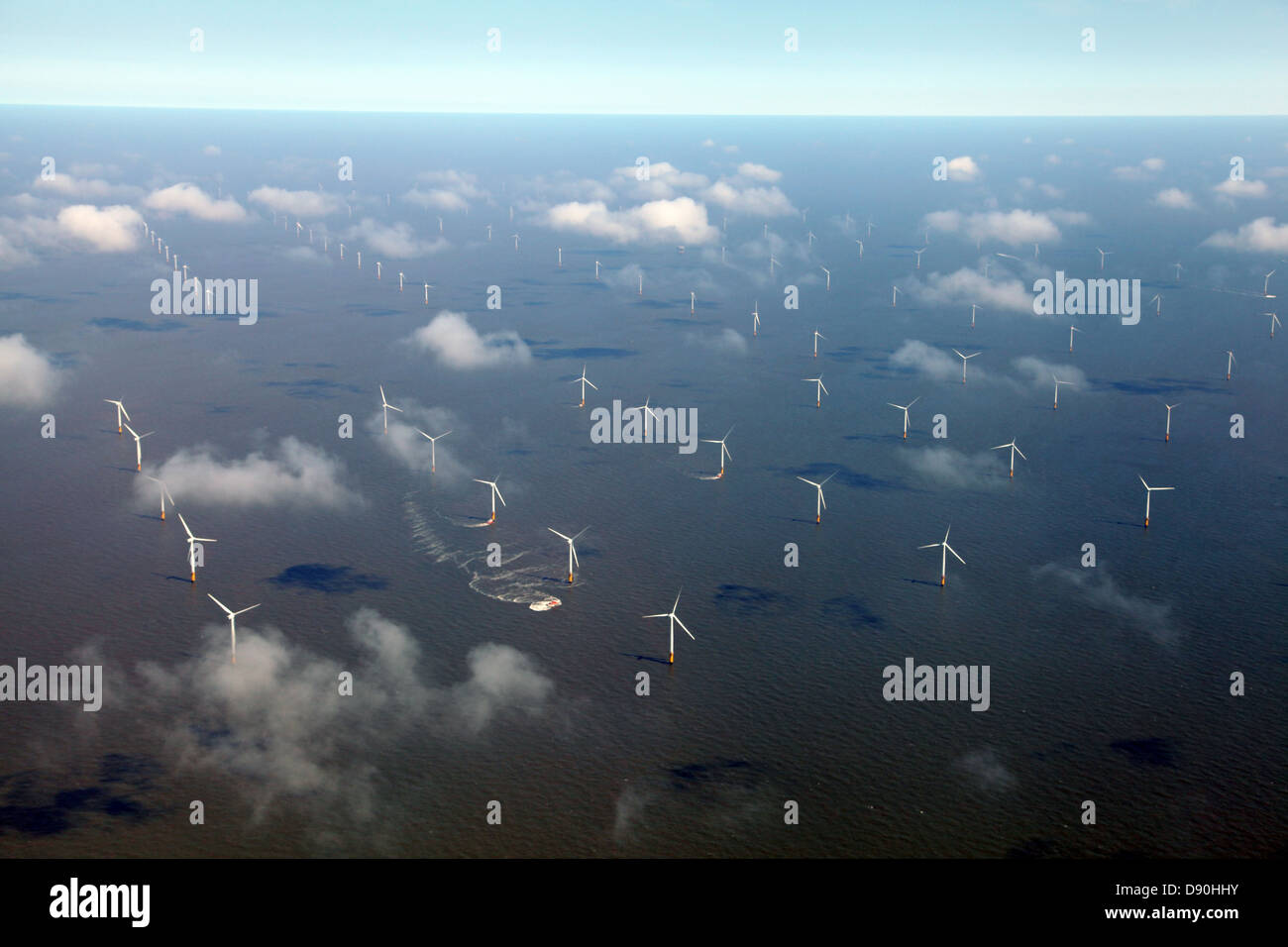Vista aérea de un parque eólico en el Mar del Norte Foto de stock