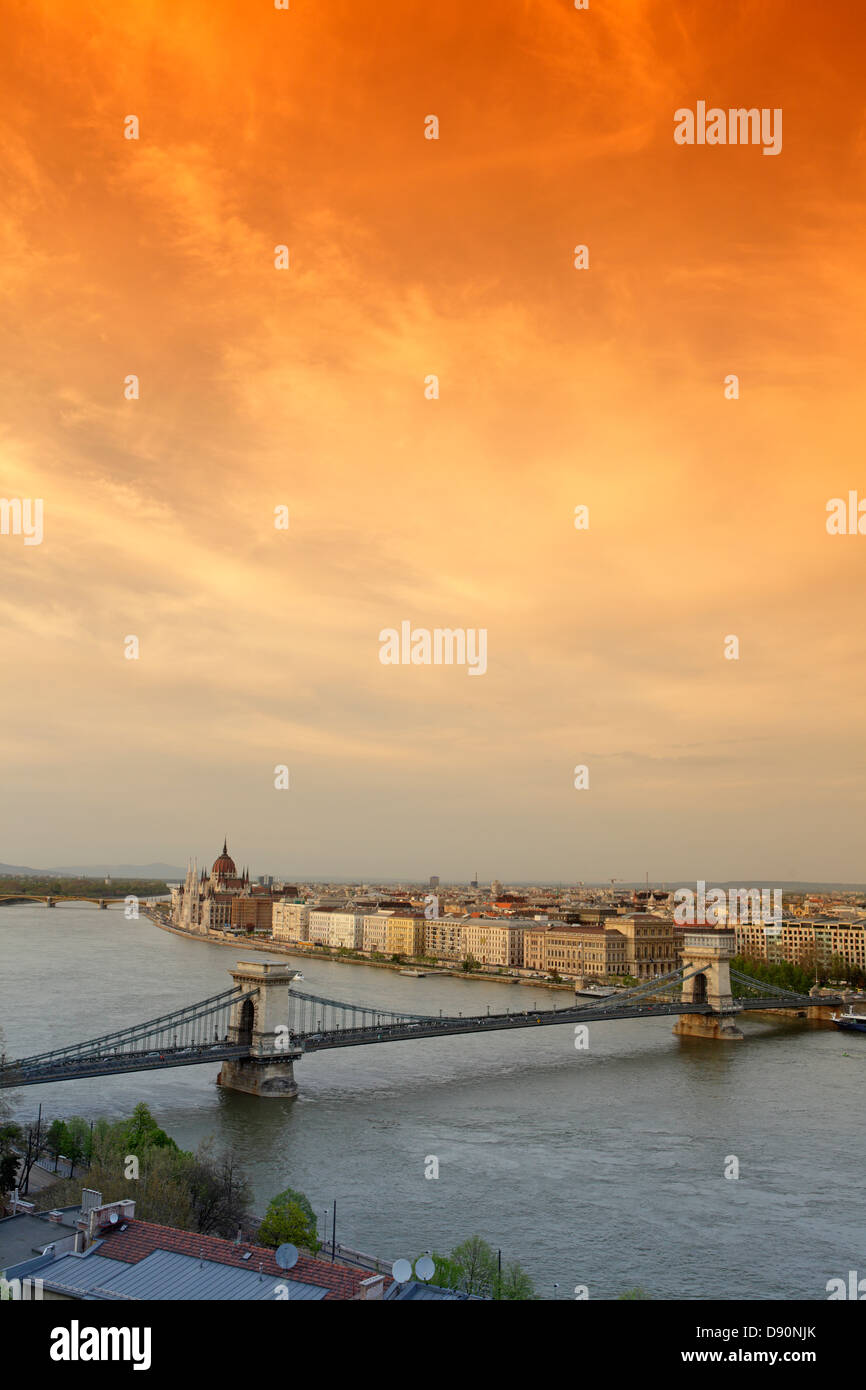 El puente de la cadena y del paisaje urbano, Budapest, Hungría Foto de stock