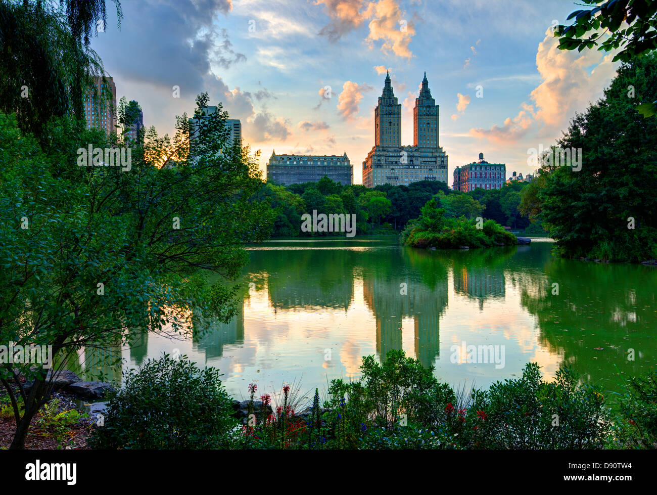 Upper West Side horizonte desde Central Park Lake en la Ciudad de Nueva York. Foto de stock