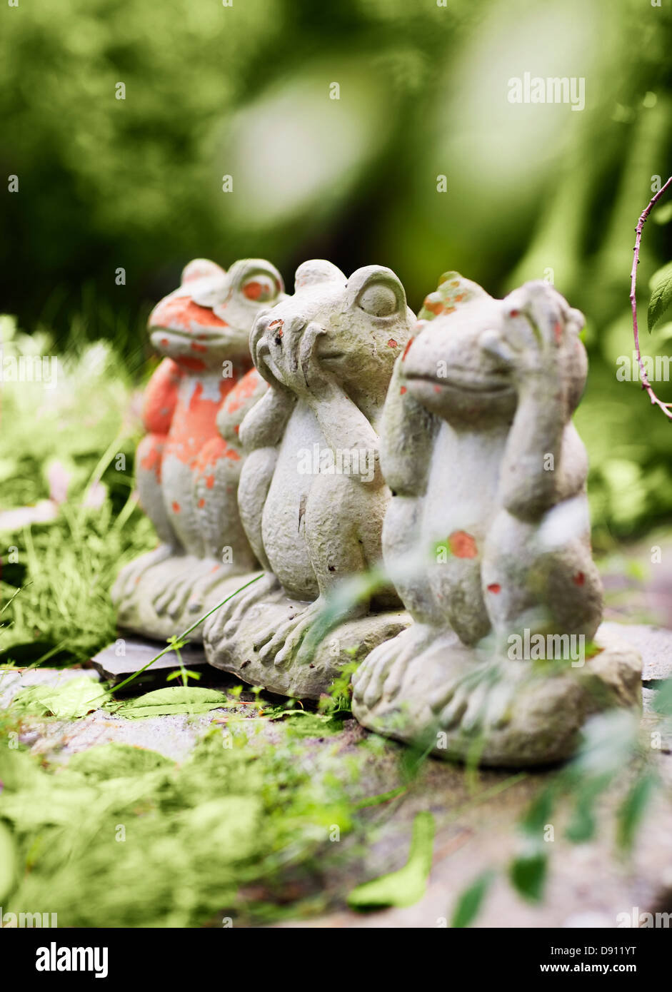 Estatua del jardín de ranas 'See No Evil, Hear No Evil, no hablan mal". Foto de stock