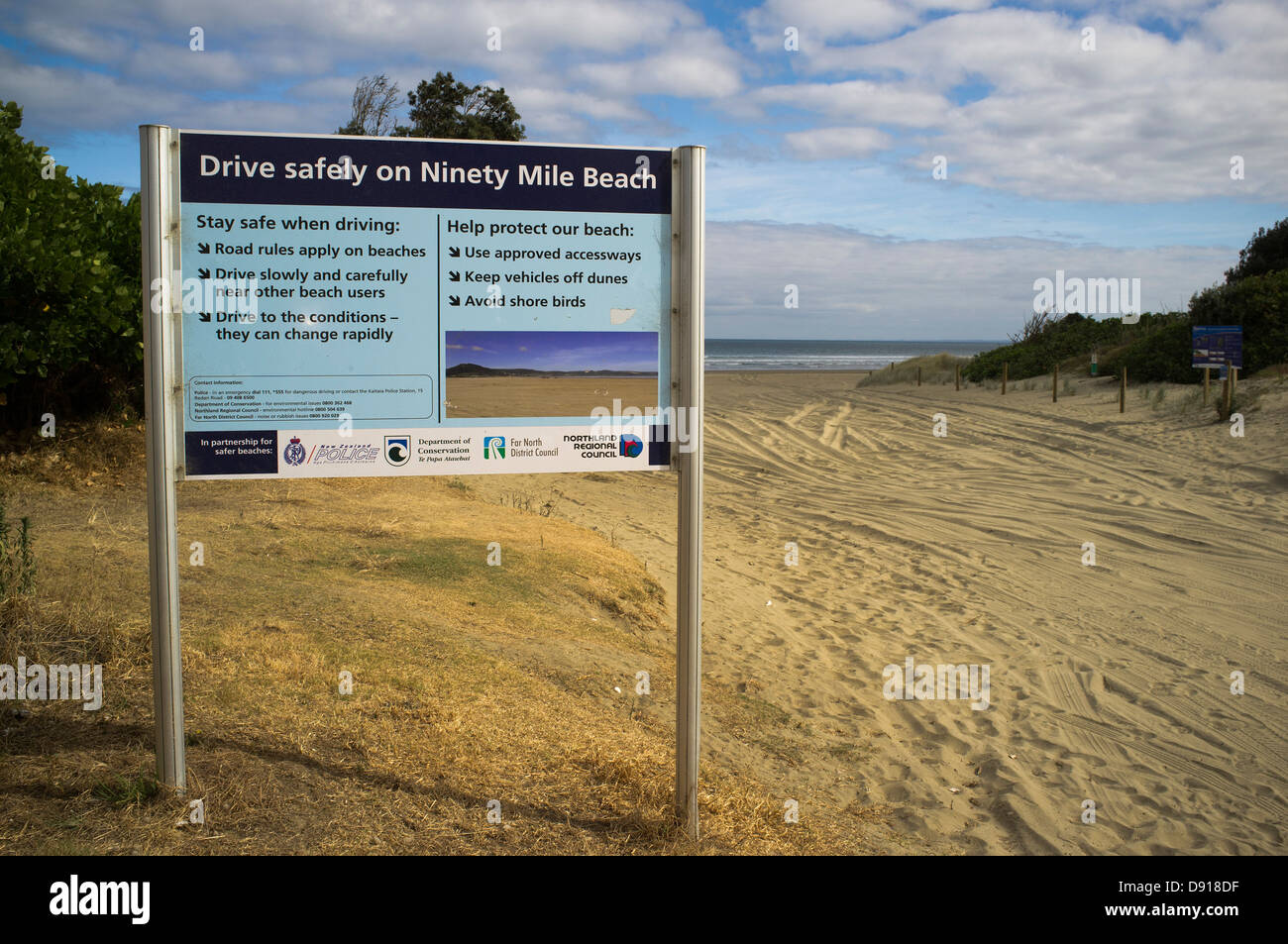 dh Ninety Mile Beach AHIPARA NUEVA ZELANDA Nueva ZELANDA Nueva Zelanda firma en acceso a la señalización de la isla norte de la playa Foto de stock
