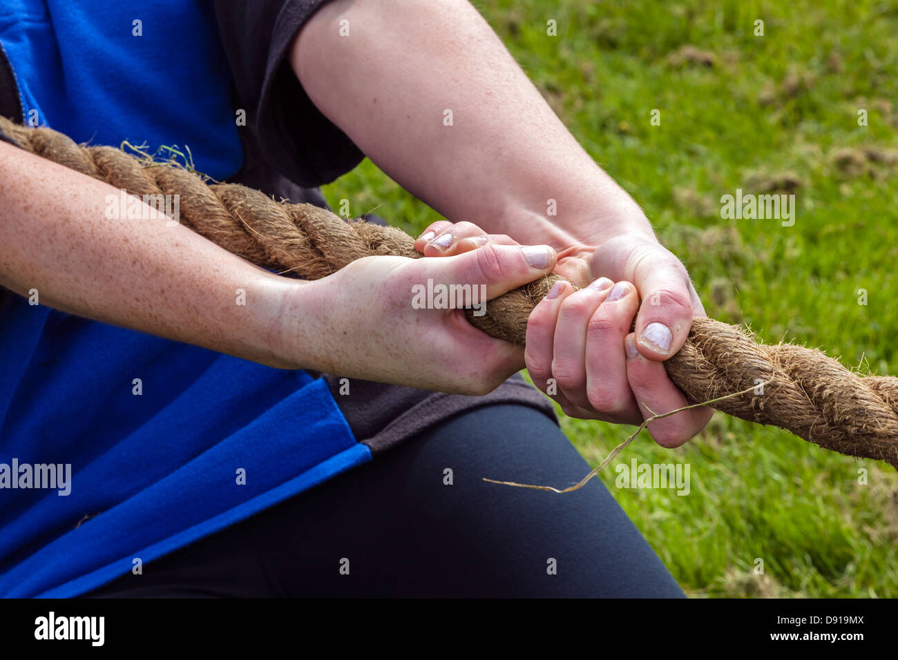 Mujer tirando de una cuerda durante una competición Tug of War, Scotland, Reino Unido Foto de stock