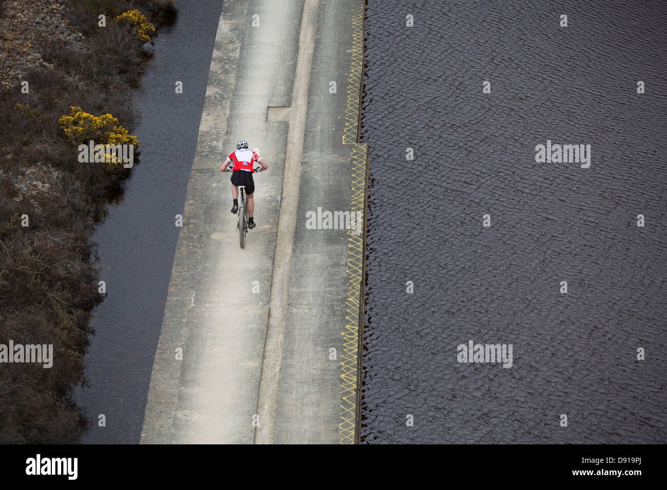 Pápula igual MAYD VALLE, Redruth, Reino Unido. British XC circular de la Serie 2, mountain bike carrera de cross country. Un ciclista cruzar un puente de hormigón. Foto de stock