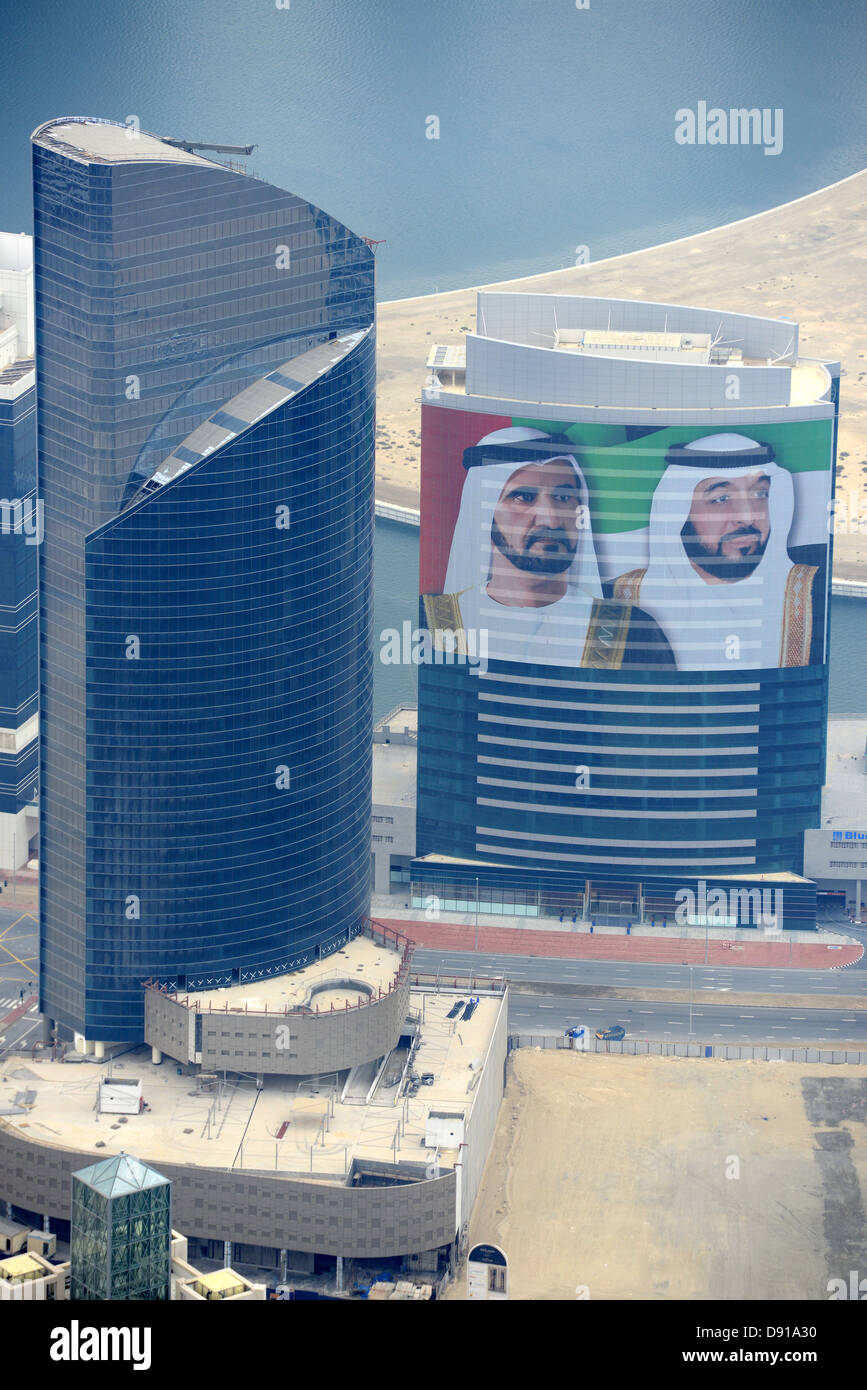 El Jeque Mohammed bin Rashid Al Maktoum, Primer Ministro, su retrato adorna muchos edificios en Dubai, Emiratos Árabes Unidos. Foto de stock