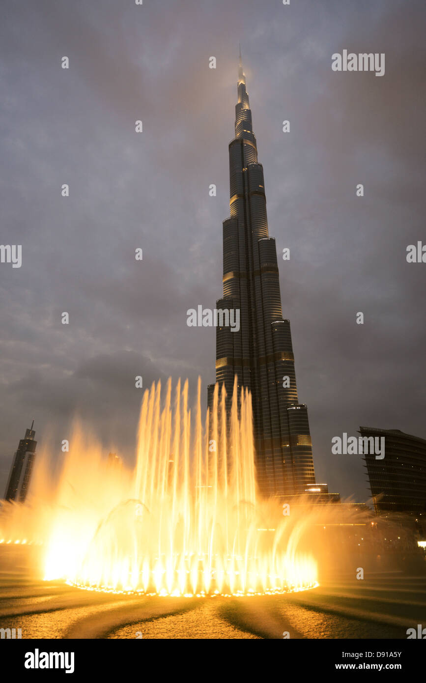 Rascacielos Burj Khalifa, el exterior del Rascacielos Burj Khalifa con fuente pantalla, Dubai, Emiratos Árabes Unidos árabe Oriente Foto de stock