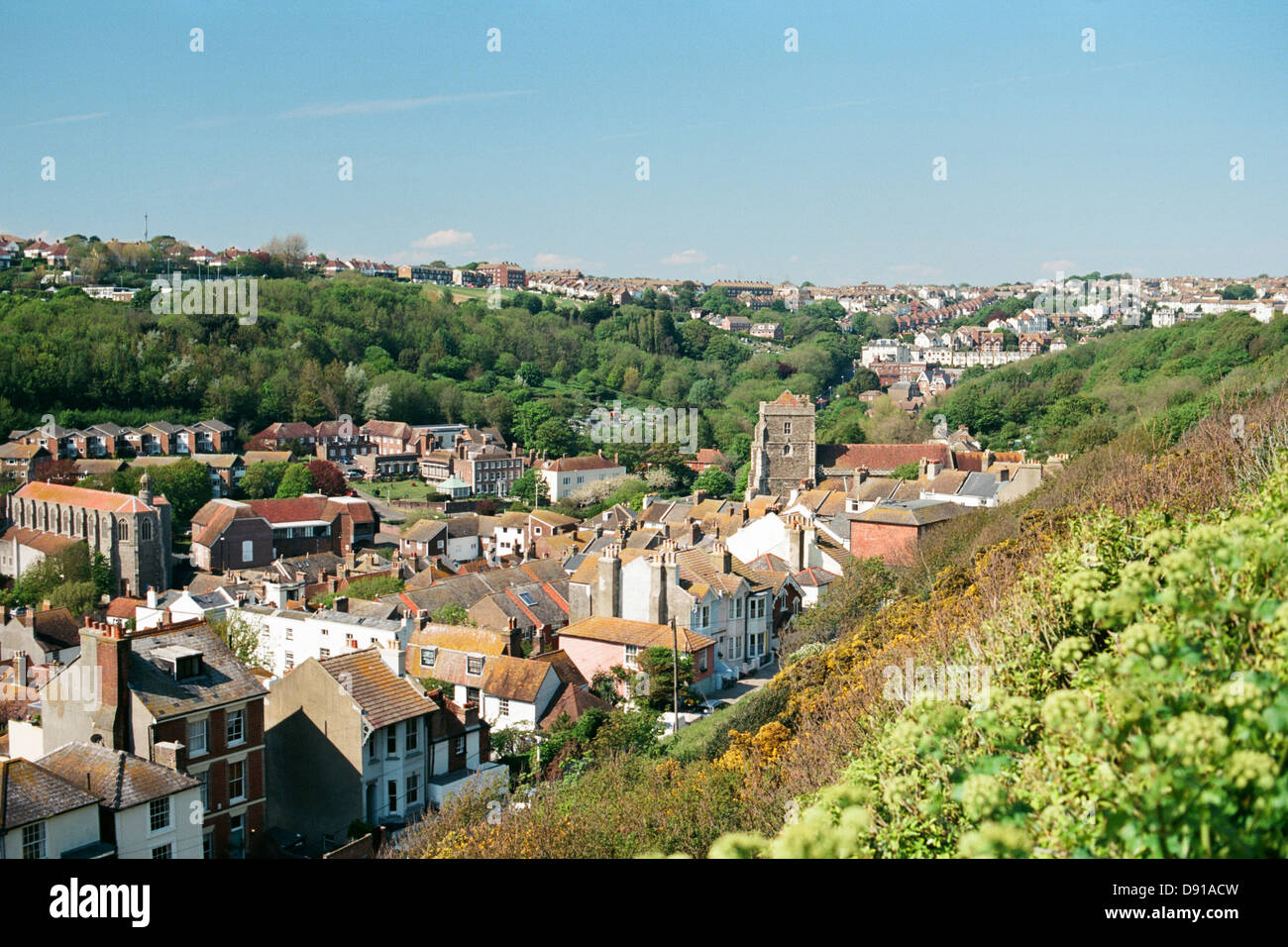 Hastings Old Town en primavera, East Sussex, Reino Unido, desde East Hill Foto de stock