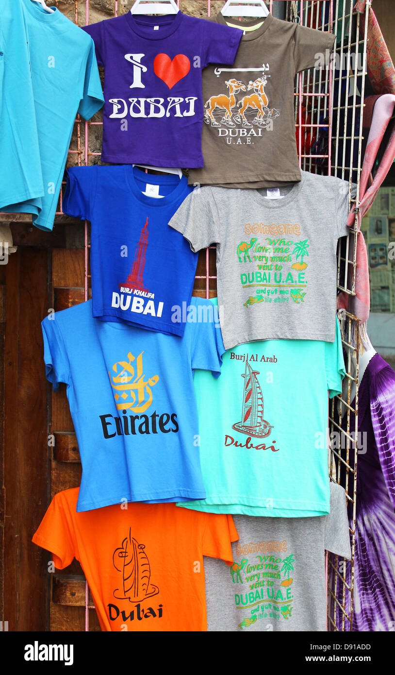 Camisetas de recuerdo de Dubai, Dubai, Emiratos Árabes Unidos. Foto de stock