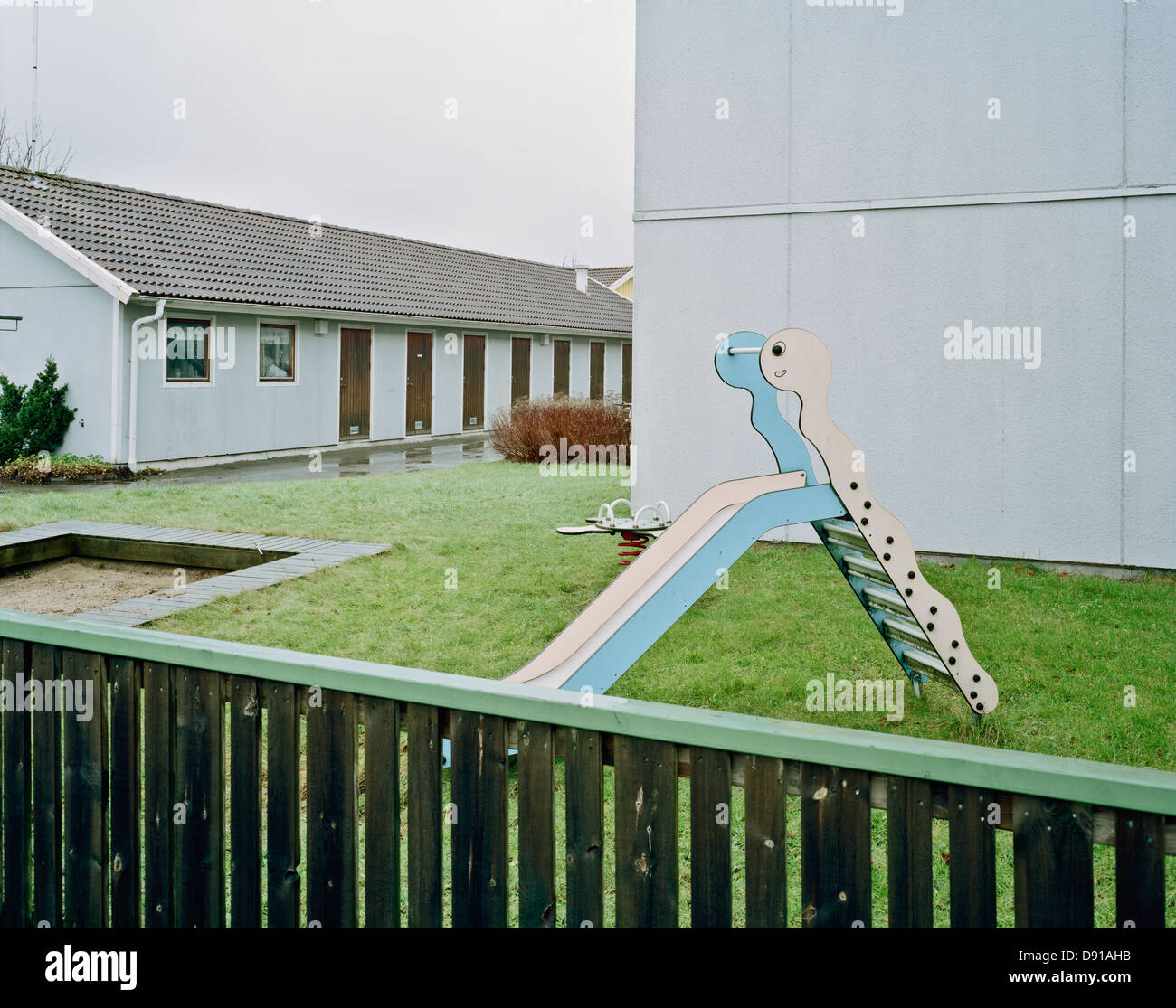 Un parque en una zona de la casa de fila, Suecia. Foto de stock