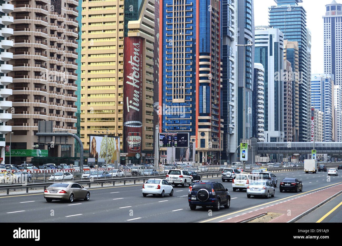 La ciudad de Dubai, el tráfico en las calles de Dubai, Emiratos Árabes Unidos. Foto de stock