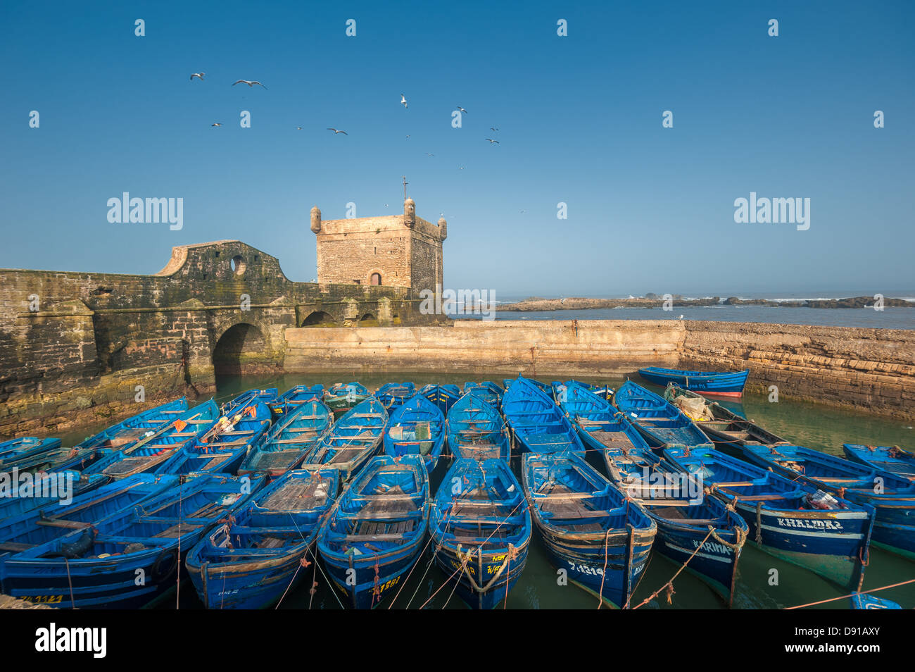 Barcos de pescadores en el puerto de Essaouira, Marruecos Foto de stock