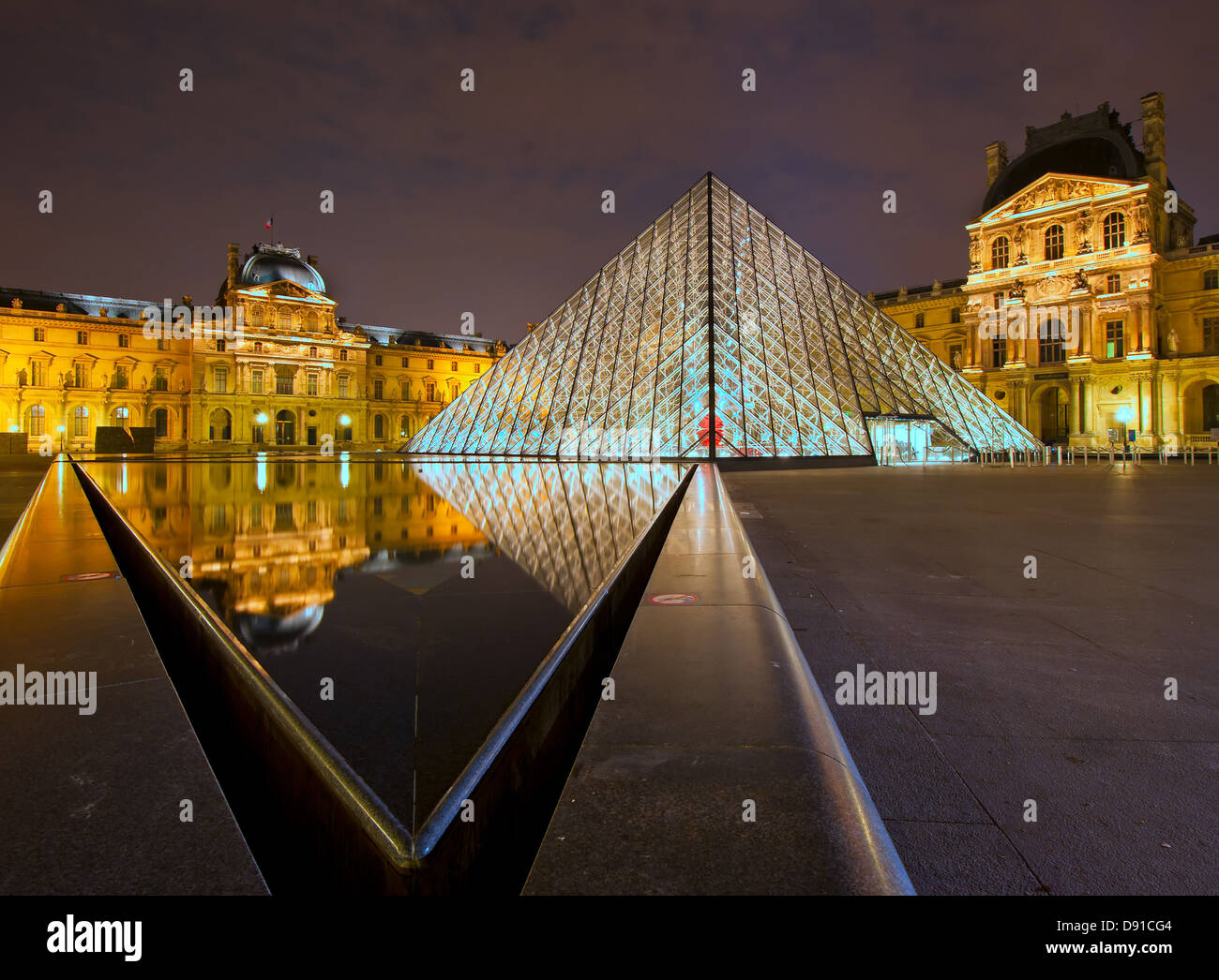 En la noche del museo del Louvre, París, Francia Foto de stock