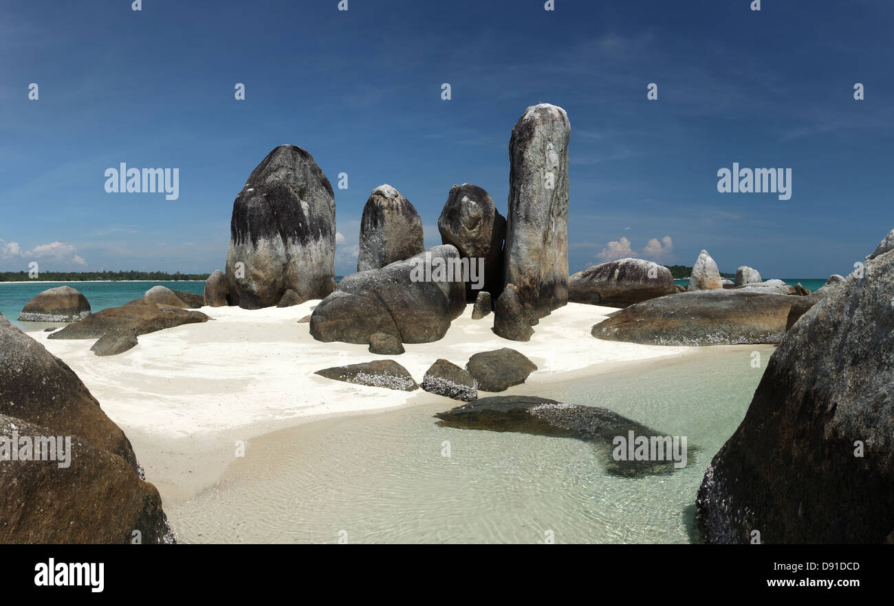 Batu Berlayar Isla con formación rocosa natural, el destino turístico, la isla de Belitung, Indonesia Foto de stock