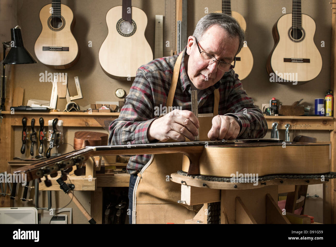 Creador de guitarra guitarra acústica en el taller de acabado Fotografía de  stock - Alamy