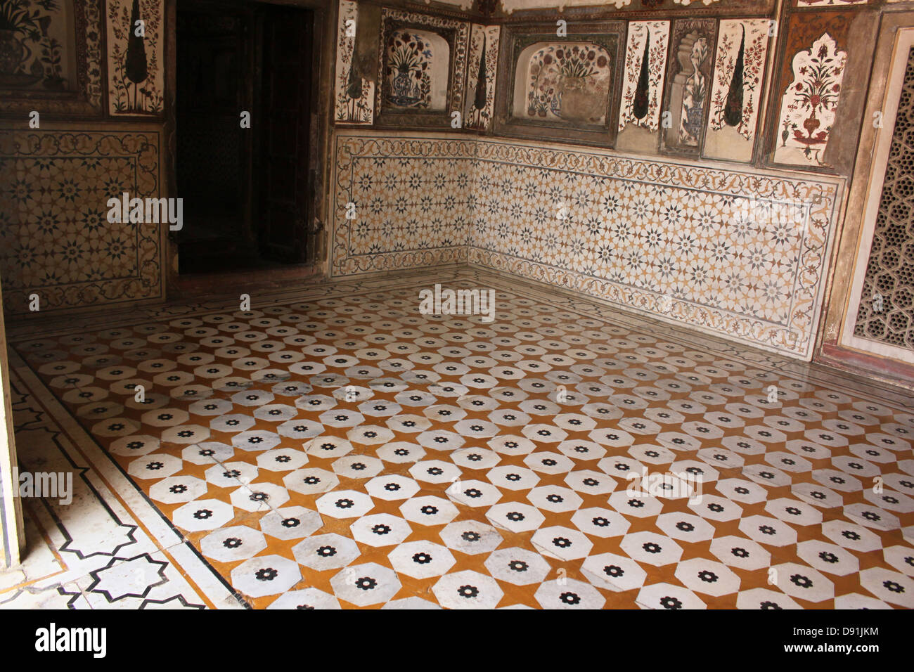 Interior del estuche o el Baby Taj, Mausoleo de Etimad-ud-Daulah Agra India Foto de stock