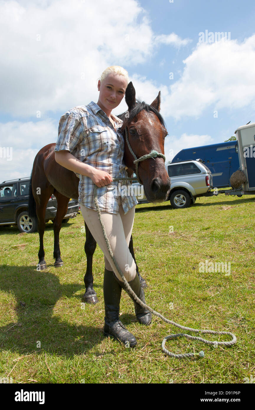 Llanwrtyd Wells, Reino Unido. El 8 de junio de 2013. Alix Davies, 18 (el ganador) de Newbridge-on-Wye y Scott. 400 corredores compiten 65 caballos en el hombre V 23 caballos de milla maratón, más agotadoras terreno montañoso.El evento fue concebida por Gordon Green en su pub la Neuadd Arms en 1980 tras escuchando un debate sobre si un hombre es igual a un caballo que cruzan el país a través de la distancia. El premio en metálico para golpear a un caballo fue aumentado cada año por 1.000 libras esterlinas hasta Huw Lobb ganó £25,000 en 2004 derrotando al primer caballo por 2 minutos con un tiempo de 2:05:19. Crédito: Graham M. Lorenzo/Alamy Live News. Foto de stock
