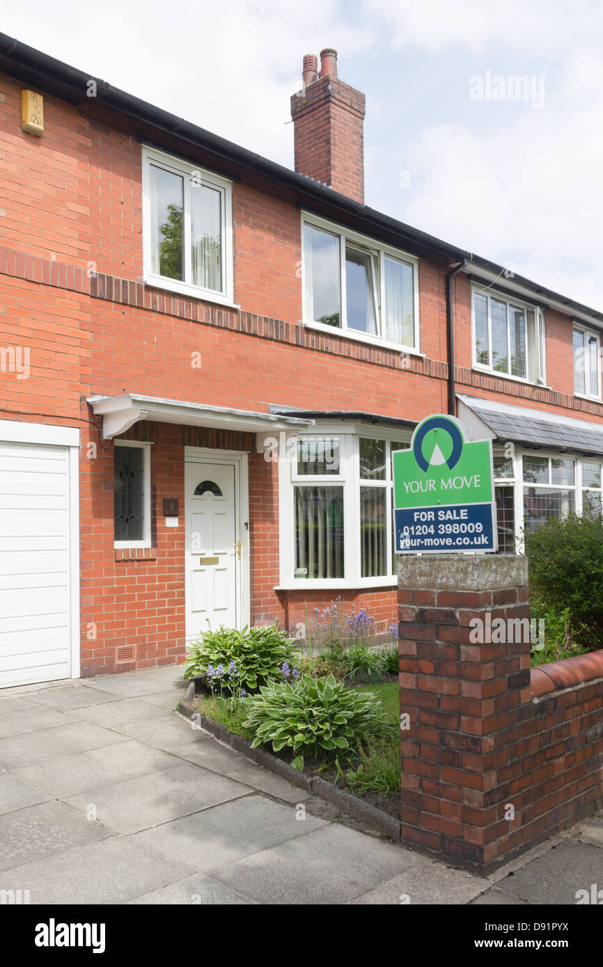 Semi-adosada casa en venta extendido por "Your Move", el Reino Unido de Gran inmobiliaria marca perteneciente a LSL Property Services. Foto de stock
