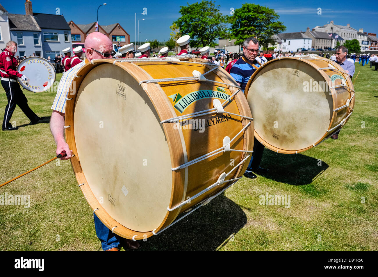 Los hombres desempeñan Lambeg irlandeses tradicionales tambores, comúnmente asociados con los protestantes del Ulster Foto de stock
