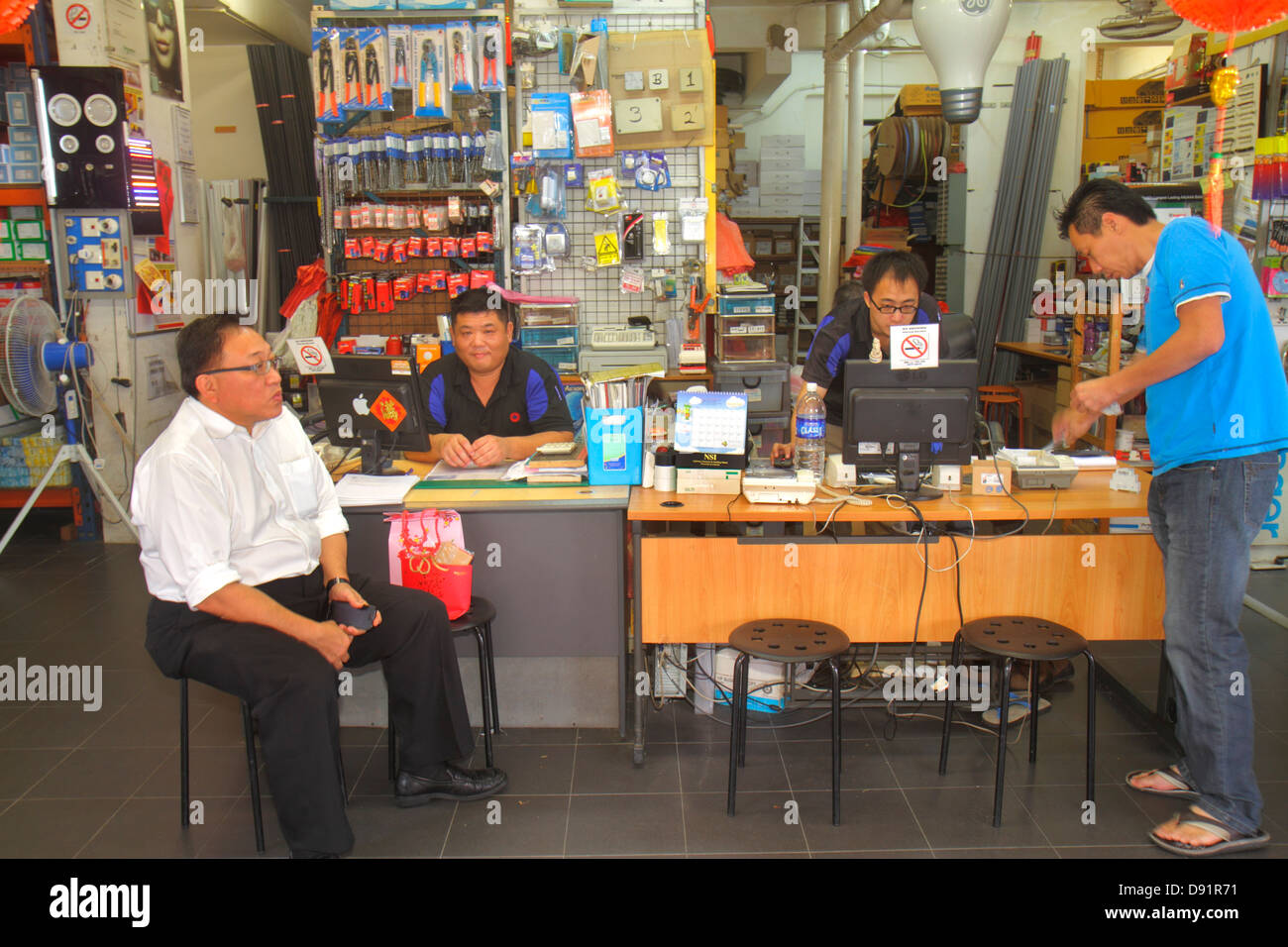 Small hardware store fotografías e imágenes de alta resolución Alamy