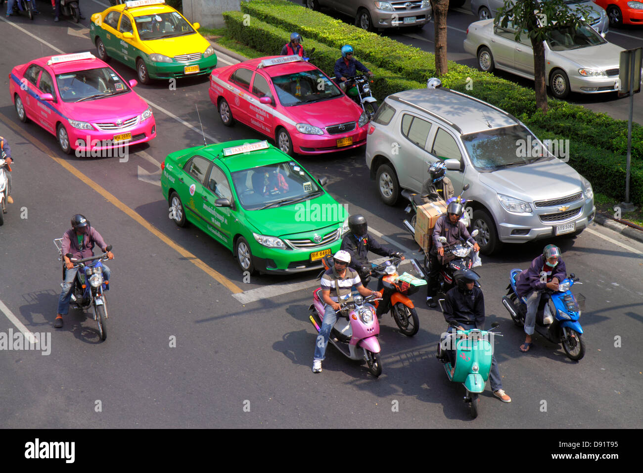 Bangkok Tailandia, tailandés, Pathum Wan, Phaya Thai Road, tráfico, taxis, taxi, taxis, taxis, motocicletas, motonetas, Skywalk, vista, vista aérea, vista aérea desde Foto de stock