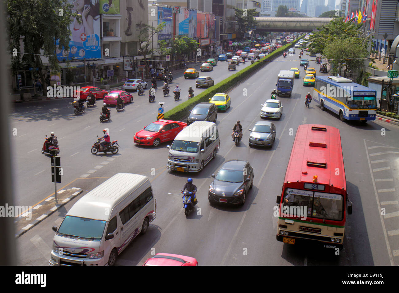 Bangkok Tailandia, tailandés, Pathum Wan, Phaya Thai Road, tráfico, taxis, taxi, taxis, taxis, motocicletas, motonetas, autobuses, Skywalk, vista, por encima de la cabeza, aéreo vi Foto de stock