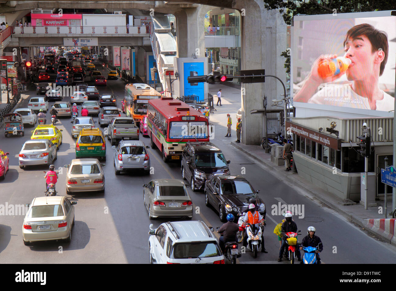 Bangkok Tailandia, tailandés, Pathum Wan, Rama 1 Road, tráfico, taxis, taxi, taxis, taxis, motocicletas, motonetas, autobús, autobús, Skywalk, vista, por encima de la cabeza, aéreo vi Foto de stock