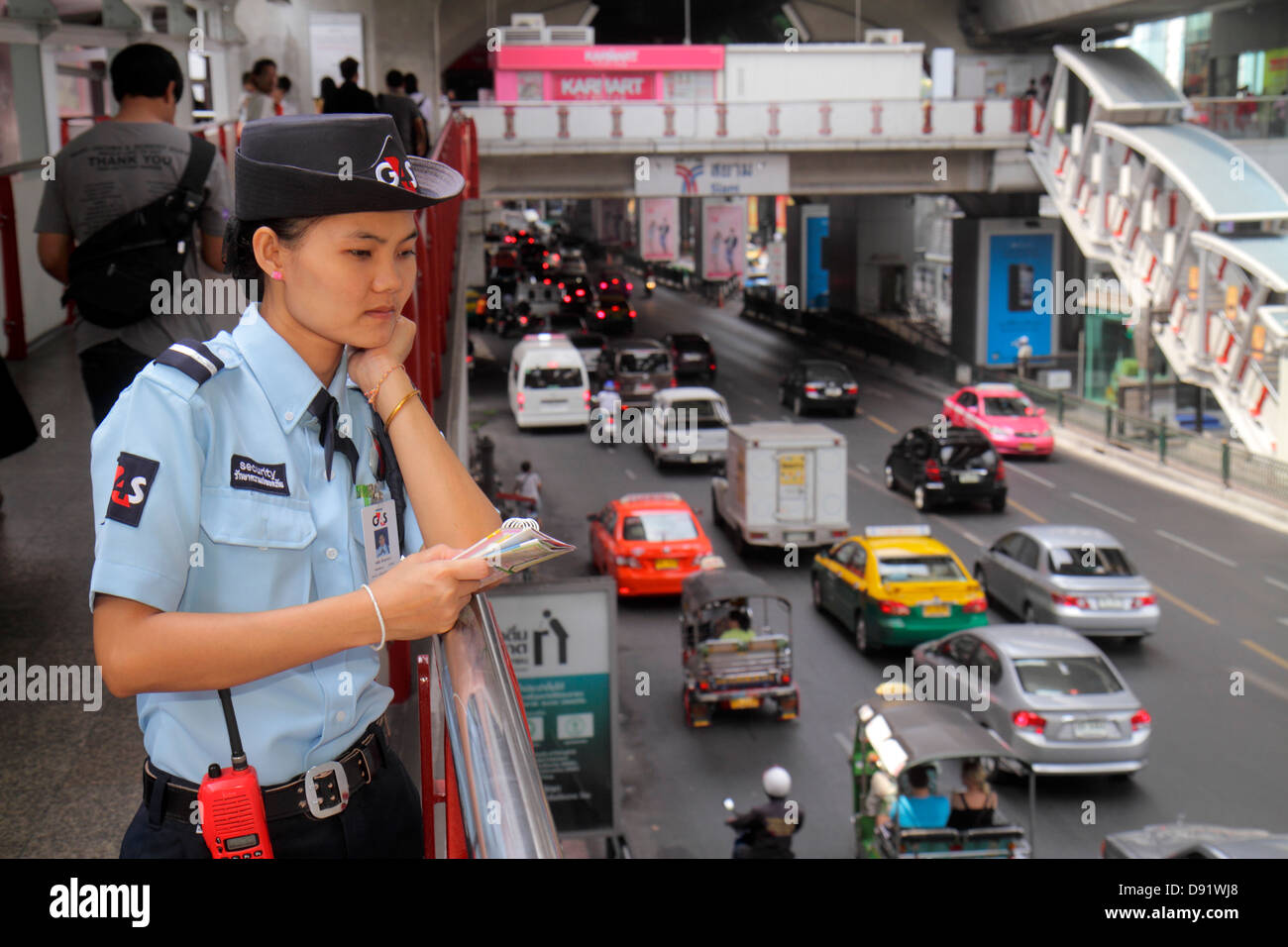 Bangkok Tailandia, tailandés, Pathum Wan, Phaya Thai Station, Bangkok Mass Transit System, BTS Skytrain, Skywalk, mujer asiática mujeres, seguridad, guardia, tráfico, T Foto de stock