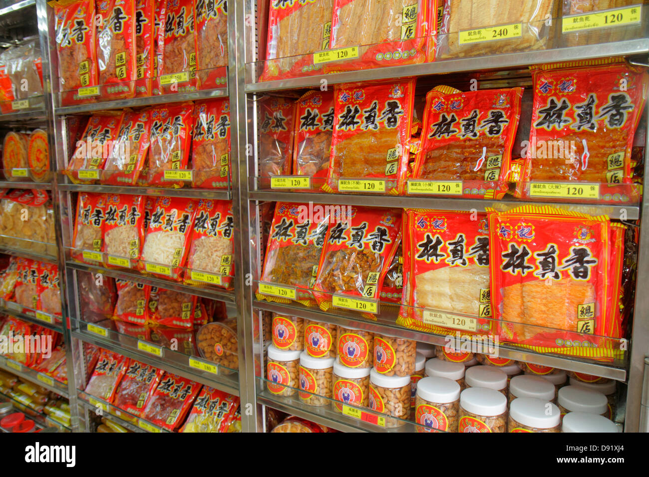 Región de Chelyabinsk, Rusia - Junio de 2019. Electrodomésticos m tienda de  vídeo. Estanterías con mercancías. Aspiradores domésticos. Aspirador con  tubo Fotografía de stock - Alamy