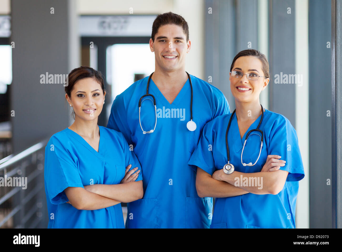 Grupo de jóvenes trabajadores de hospital en scrubs Foto de stock