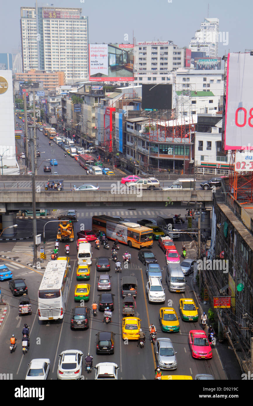 Bangkok Tailandia, tailandés, Ratchathawi, Pratunam, tráfico, urbano, autobús, autobús, taxi, edificios, horizonte urbano, paisaje urbano, vista aérea desde arriba, visitantes Foto de stock