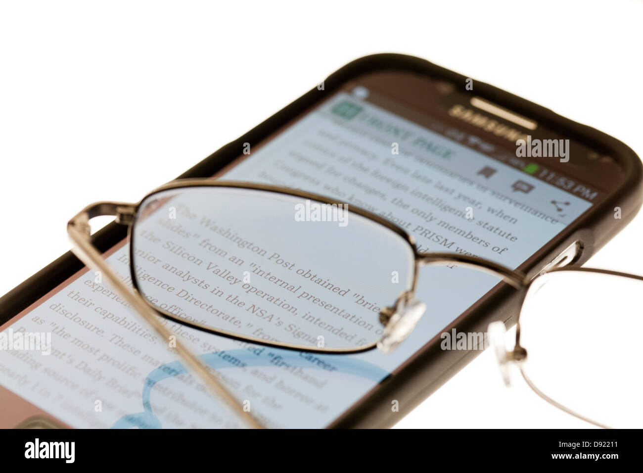 Gafas de lectura en teléfonos inteligentes. Foto de stock