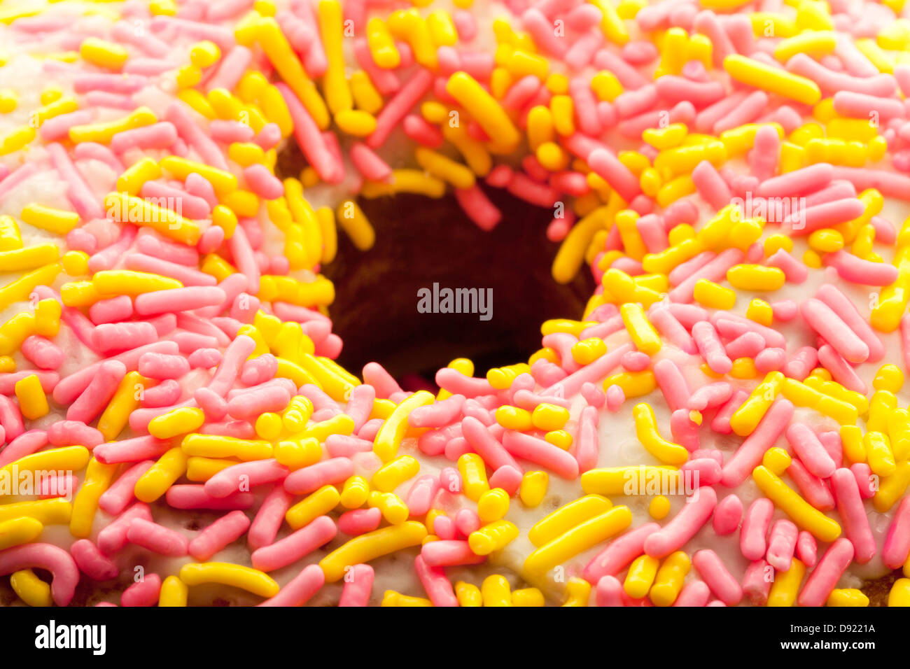 Cerca de espolvorear donut Foto de stock