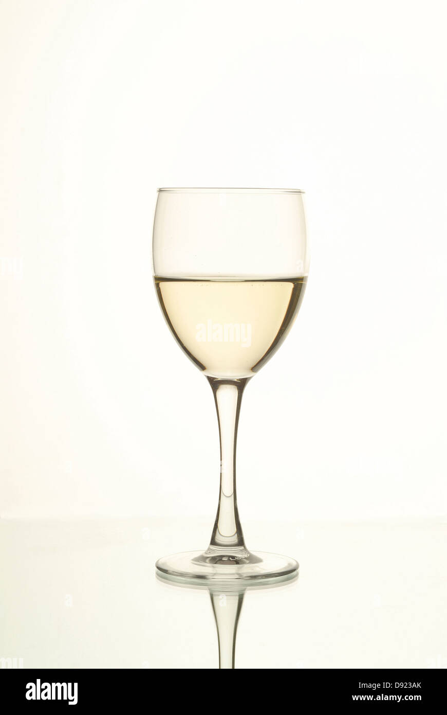Taza de vino blanco, aislado Foto de stock